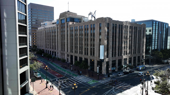 Sejumlah media melaporkan bahwa lambang raksasa X tidak memiliki izin, dan gedung itu harus memiliki izin guna memastikan lambang dipasang secara aman serta tidak merusak kesatuan struktur.