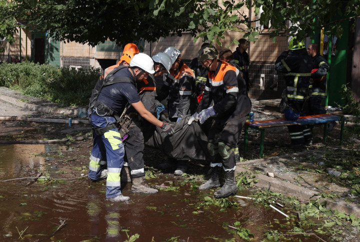 Menurut pihak berwenang setempat, di antara yang tewas adalah seorang gadis berusia 10 tahun dan ibunya yang berusia 45 tahun, sementara 75 orang terluka.