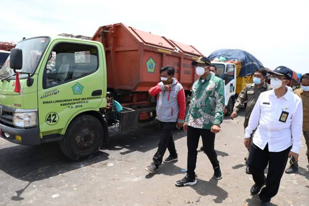 Di saat krisis pengelolaan sampah terjadi di beberapa kabupaten/kota di Indonesia, Kabupaten Sidoarjo berhasil menurunkan volume sampah di TPA (Tempat Pembuangan Akhir) Jabon hingga 60 ton per hari. 