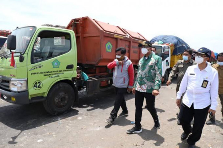 Di saat krisis pengelolaan sampah terjadi di beberapa kabupaten/kota di Indonesia, Kabupaten Sidoarjo berhasil menurunkan volume sampah di TPA (Tempat Pembuangan Akhir) Jabon hingga 60 ton per hari. 