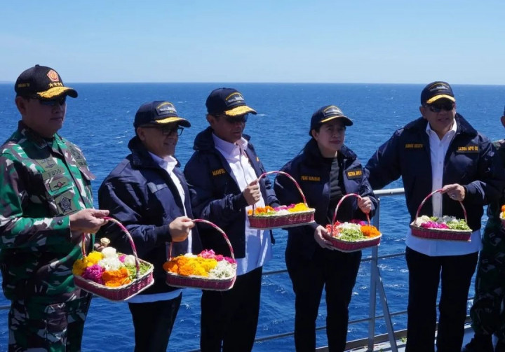 Panglima TNI Laksamana Yudo Margono memimpin acara tabur bunga mengenang Jalasena KRI Nanggala-402 dalam misi Eternal Patrol, usai menyaksikan uji coba penembakan senjata strategis TNI di perairan Laut Bali dari atas KRI dr. Radjiman Wedyodiningrat-992 di Selat Bali, Senin, 31 Juli 2023.