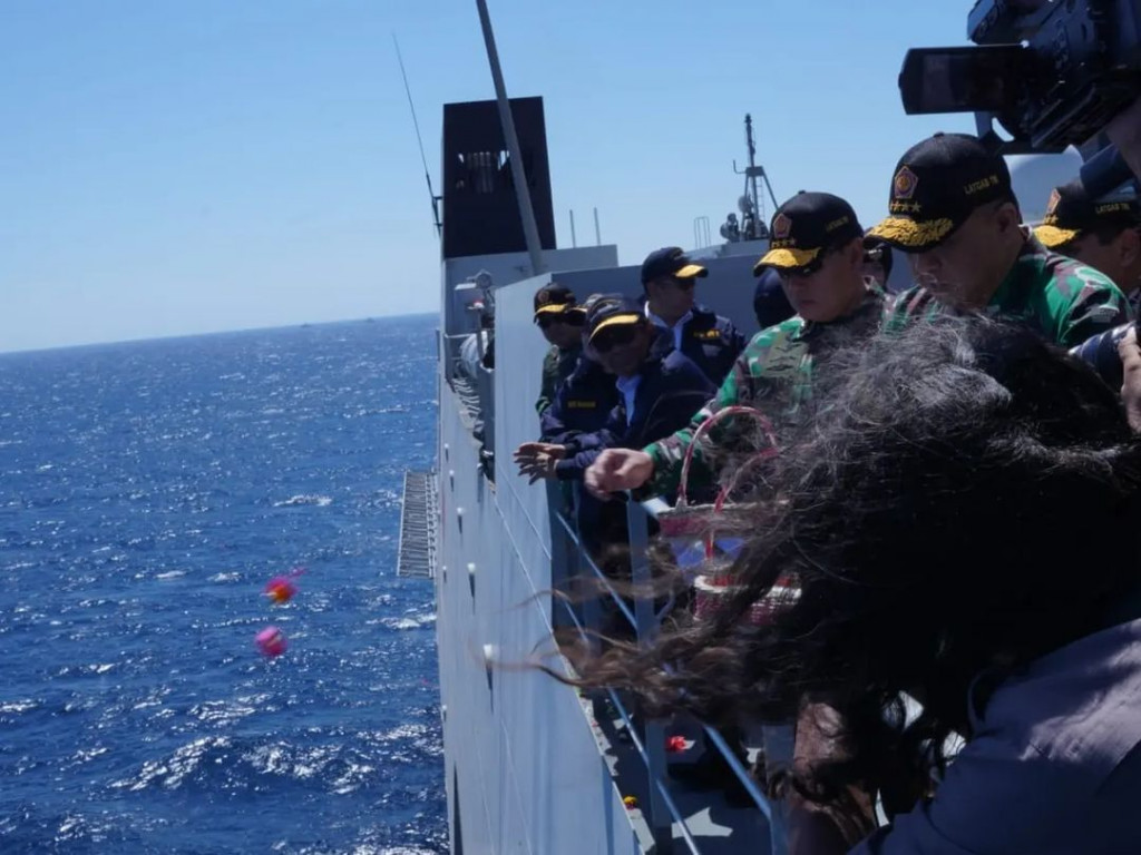 Tabur bunga tersebut diikuti oleh Ketua MPR RI, Ketua DPR RI, Menteri Koordinator Bidang Politik Hukum dan Keamanan Mahfud MD, Menpan RB, dan para Kepala Staf Angkatan untuk tujuan sebagai bentuk penghormatan mengenang Prajurit KRI Nanggala-402 yang gugur dalam medan tugas.