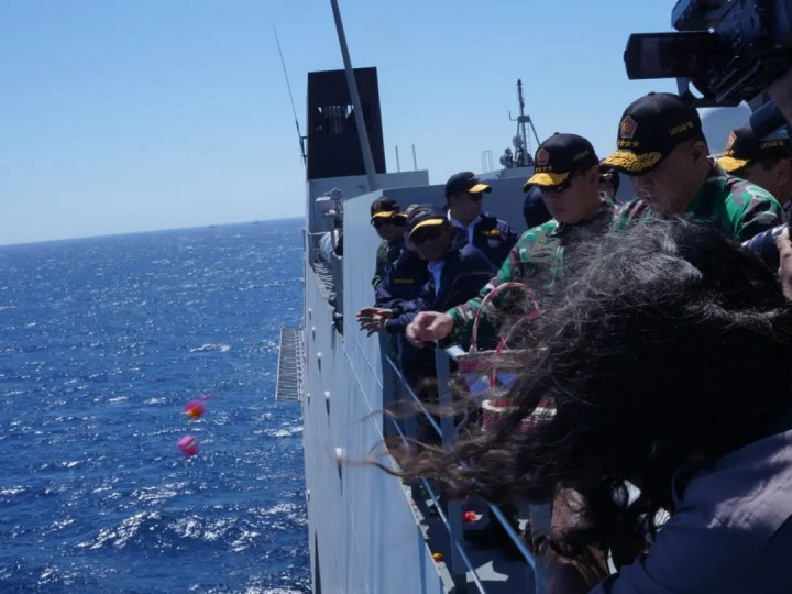 Tabur bunga tersebut diikuti oleh Ketua MPR RI, Ketua DPR RI, Menteri Koordinator Bidang Politik Hukum dan Keamanan Mahfud MD, Menpan RB, dan para Kepala Staf Angkatan untuk tujuan sebagai bentuk penghormatan mengenang Prajurit KRI Nanggala-402 yang gugur dalam medan tugas.