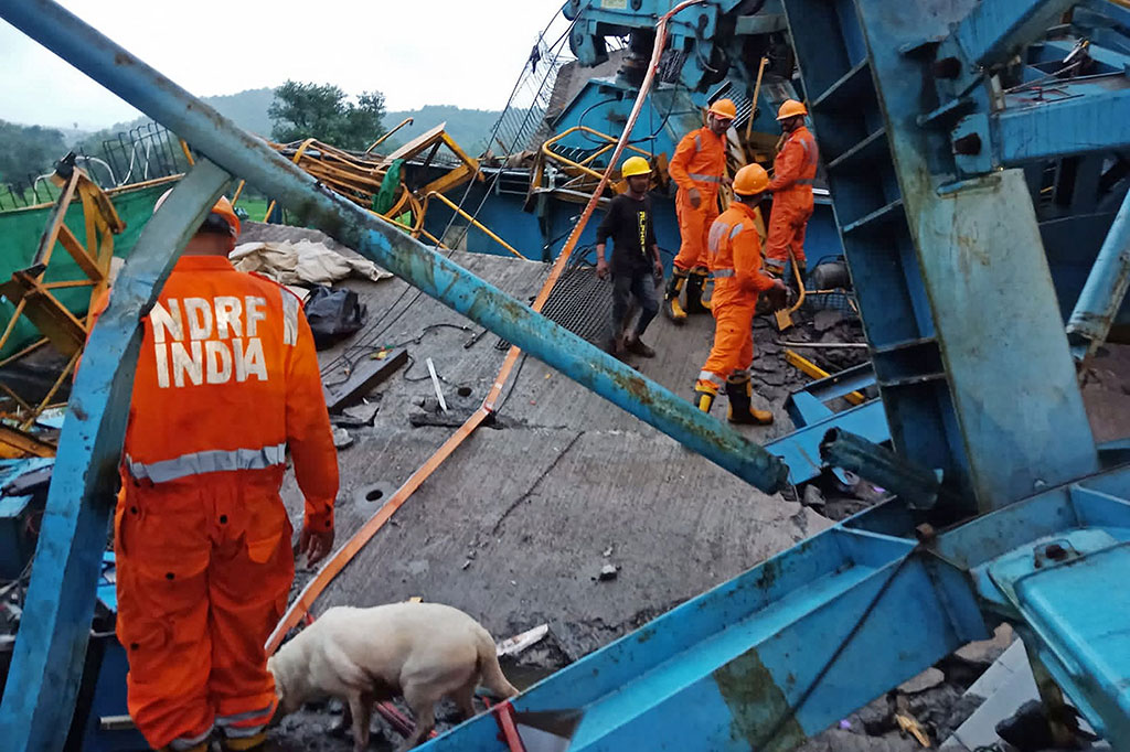 Sedikitnya 17 pekerja tertimpa hingga tewas Selasa dini hari di India barat ketika sebuah crane runtuh di sepanjang jalan tol yang sedang dibangun, kata pejabat tanggap bencana.