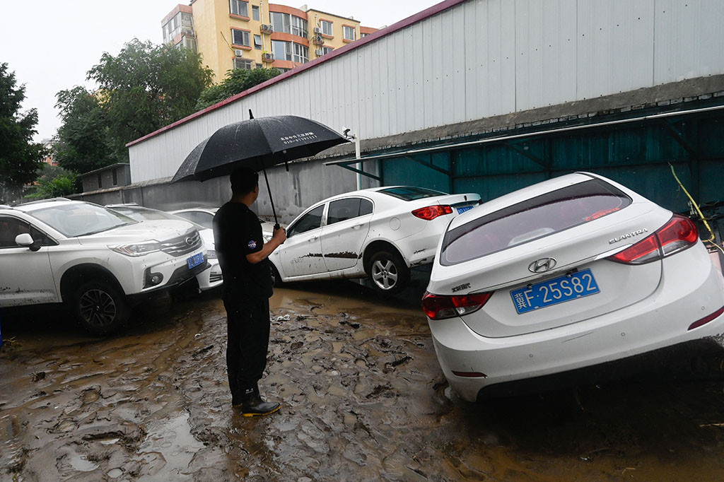 Badai Doksuri, bekas topan super, menyapu ke utara di atas China setelah menghantam provinsi Fujian selatan pada hari Jumat, setelah menerjang Filipina.