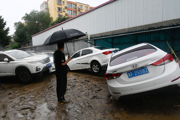 Badai Doksuri, bekas topan super, menyapu ke utara di atas China setelah menghantam provinsi Fujian selatan pada hari Jumat, setelah menerjang Filipina.