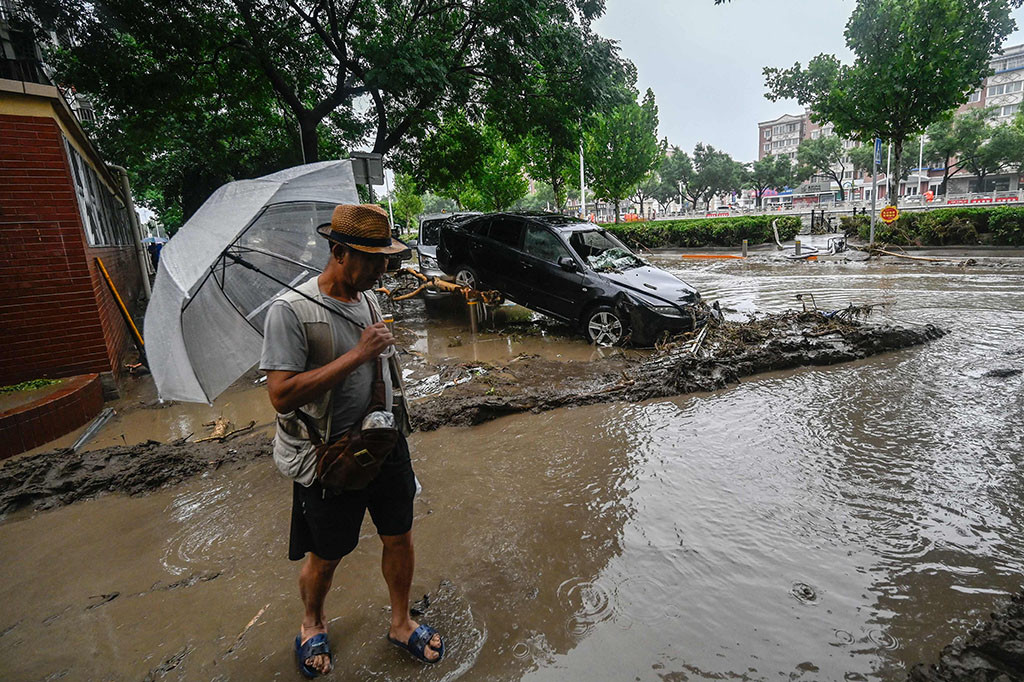 Seorang pria mengatakan kepada AFP bahwa dia belum pernah melihat banjir seburuk ini sejak Juli 2012, ketika 79 orang tewas dan puluhan ribu dievakuasi.