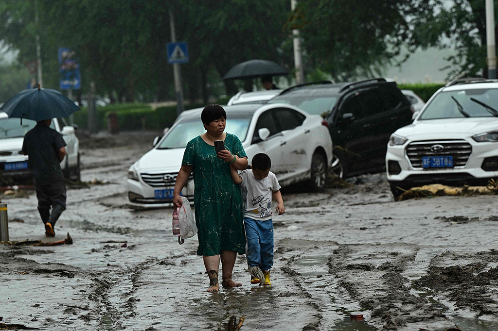 Hujan deras mulai mengguyur ibu kota dan sekitarnya pada Sabtu, dengan curah hujan hampir rata-rata sepanjang bulan Juli turun ke Beijing hanya dalam waktu 40 jam.