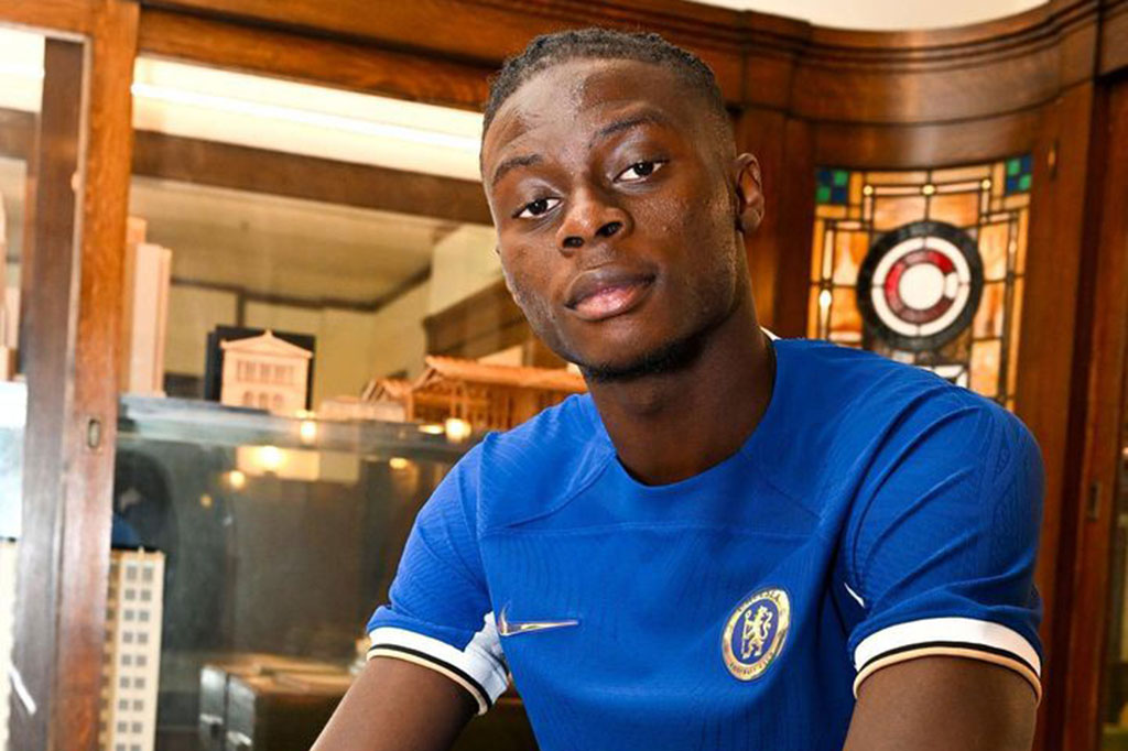 Chelsea FC resmi mendaratkan pemain berusia 19 tahun Lesley Ugochukwu dari Staid Rennais FC. Ugochukwu dikontrak tujuh tahun dengan opsi perpanjangan satu tahun. 