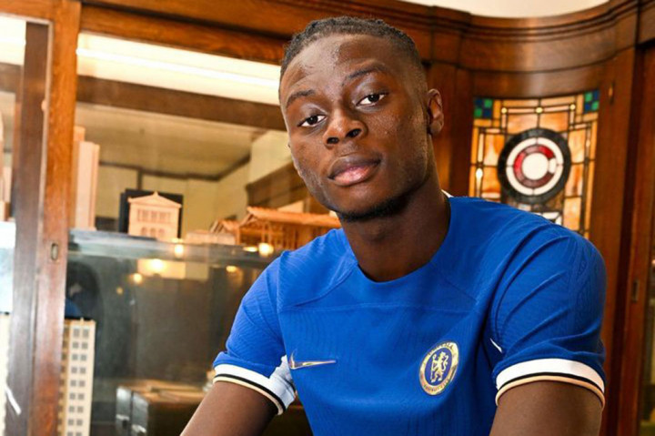 Chelsea FC resmi mendaratkan pemain berusia 19 tahun Lesley Ugochukwu dari Staid Rennais FC. Ugochukwu dikontrak tujuh tahun dengan opsi perpanjangan satu tahun. 