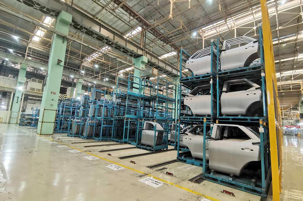 Produksi Yaris Cross dimulai dari tahap pencetakan dari lembaran-lembaran besi menjadi bagian body mobil. Di sini pabrik menggunakan sistem robotik dan alat pencetak dengan ukuran yang sangat besar.