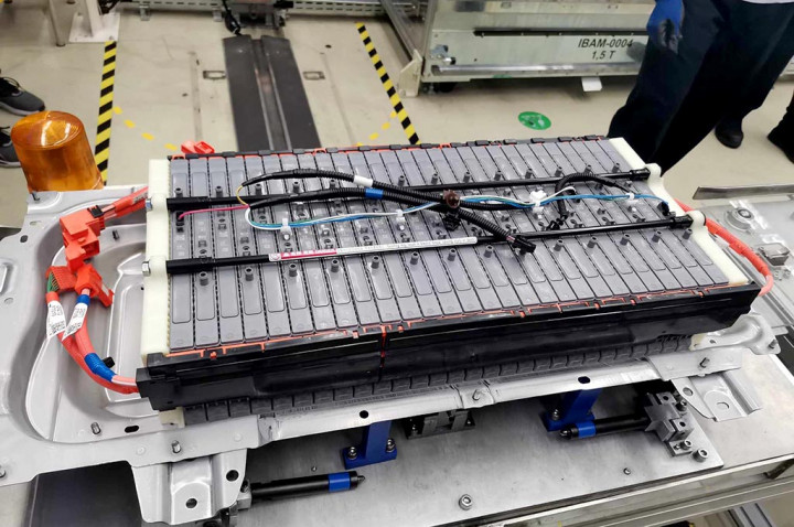 Plant 2 TMMIN juga sudah dilengkapi dengan fasilitas perakitan baterai untuk mobil hybrid. Baterai ini digunakan untuk Yaris Cross dan Kijang Innova Zenix.