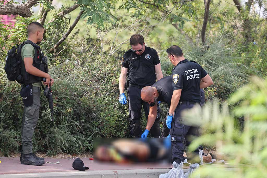 Seorang pria bersenjata Palestina menembaki sekelompok orang Israel di sebuah pemukiman di Tepi Barat yang diduduki pada hari Selasa, 1 Agustus 2023. Peristiwa tersebut melukai enam orang, sebelum pelaku ditembak mati.