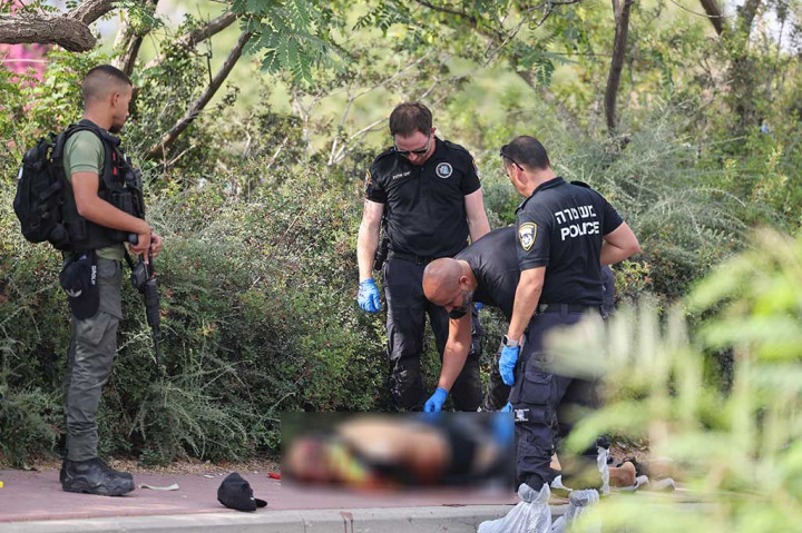 Seorang pria bersenjata Palestina menembaki sekelompok orang Israel di sebuah pemukiman di Tepi Barat yang diduduki pada hari Selasa, 1 Agustus 2023. Peristiwa tersebut melukai enam orang, sebelum pelaku ditembak mati.