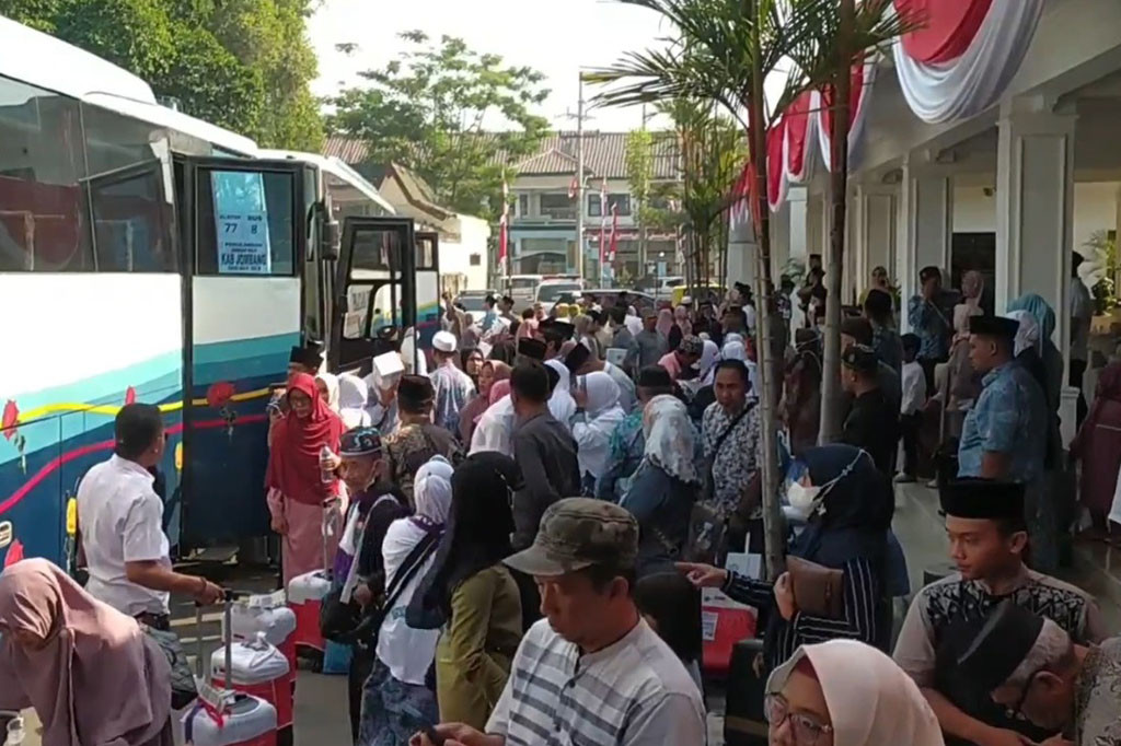 Begitu rombongan bus berhenti di Pendopo Kabupaten Jombang, tangis haru para keluarga ini langsung tak terbendung. Mereka langsung memeluk setiap para jemaah haji yang baru saja turun dari atas bus setelah menempuh perjalanan dari tanah suci Makkah.