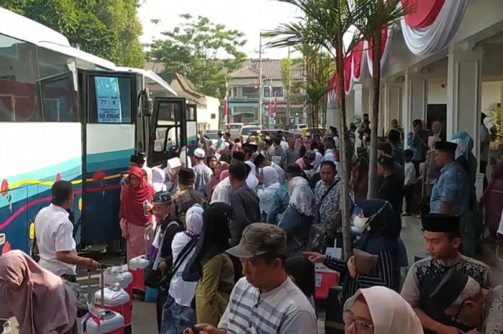 Begitu rombongan bus berhenti di Pendopo Kabupaten Jombang, tangis haru para keluarga ini langsung tak terbendung. Mereka langsung memeluk setiap para jemaah haji yang baru saja turun dari atas bus setelah menempuh perjalanan dari tanah suci Makkah.