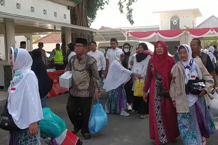 Bupati Jombang, Mundjidah Wahab mengatakan, jemaah haji asal jombang yang berangkat ke tanah suci Makkah berjumlah 1.198. dari jumlah itu yang pulang ke kampung halaman sebanyak 1.190, karena 6 jamaah meninggal dunia di Makkah, dan dua jamaah masih tertinggal lantaran dalam kondisi sakit.