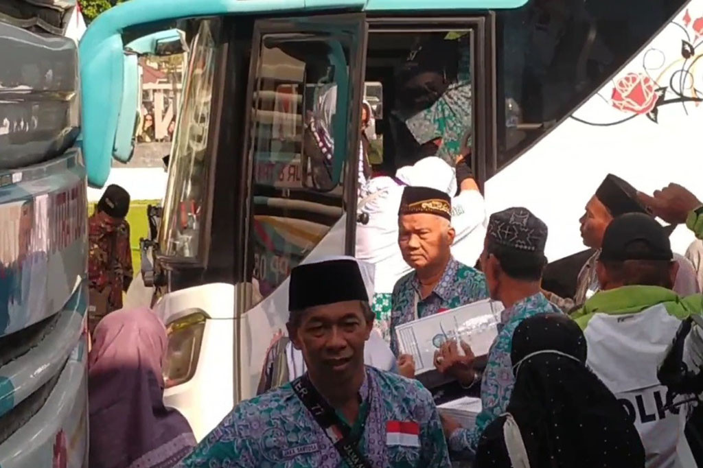 Tangis haru warnai kedatangan ribuan jemaah haji asal Jombang, Jawa Timur, Rabu, 2 Agustus 2023. Tangis haru pecah, saat para keluarga merangsek masuk ke dekat bus yang membawa jemaah berhenti.