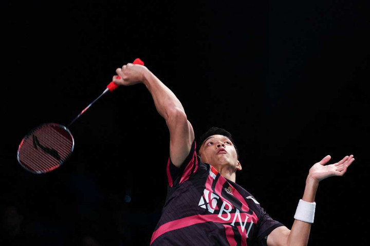 Atlet bulu tangkis tunggal putra Indonesia Jonatan Christie berusaha mengembalikan kok ke arah lawannya Kento Momota (Jepang) pada babak pertama Australia Open, Rabu, 2 Agustus 2023.