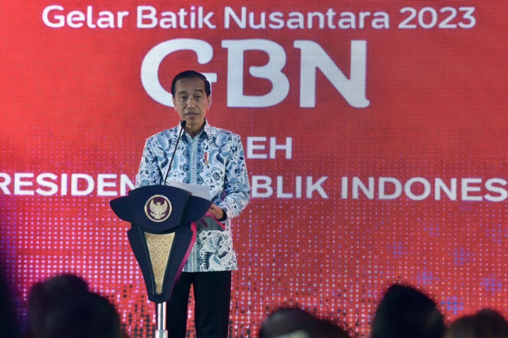 Presiden RI Joko Widodo meminta agar para perajin dan desainer dapat melakukan inovasi pada kerajinan batik, salah satunya digunakan untuk interior agar memperkuat kinerja ekspor.