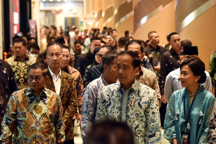 Menurut Kepala Negara, batik merupakan karya yang istimewa karena tidak hanya indah, tetapi mengandung makna dan filosofi.