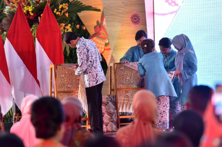 Presiden menjelaskan bahwa desainer batik dapat menggunakan warna dan motif baru sehingga tidak monoton.