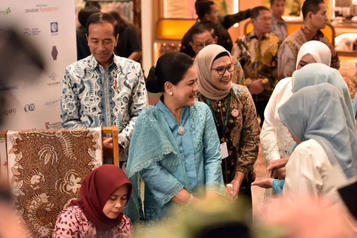Presiden mengapresiasi para perajin, desainer dan pengguna batik yang selama ini telah berkreasi menciptakan batik sebagai karya adi-luhur bangsa Indonesia.