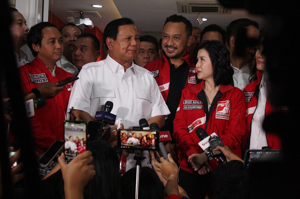 Tampak pula Sekretaris Dewan Pembina (Sekwanbin) PSI Raja Juli Antoni, Sekjen DPP PSI Isyana Bagoes Oka, dan Dewan Penasihat PSI Helmy Yahya.