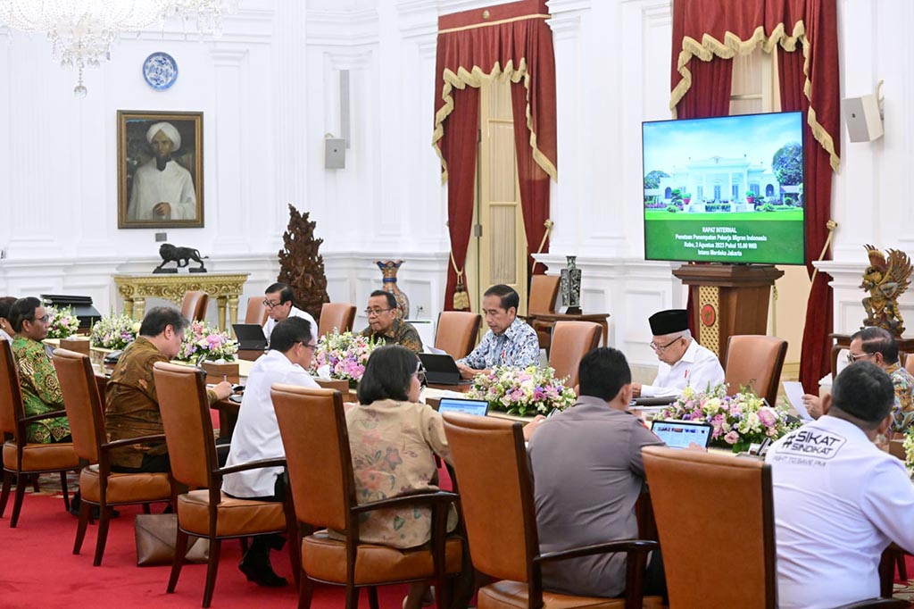 Presiden Joko Widodo (Jokowi) memerintahkan jajaran menteri untuk mengkaji tata kelola penempatan Pekerja Migran Indonesia (PMI) agar para penyumbang devisa tersebut mendapatkan perlindungan yang lebih baik.