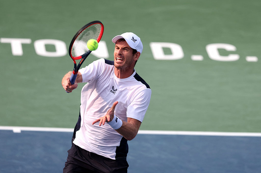 Andy Murray berusaha mengembalikan bola ke arah lawannya Brandon Nakashima pada putaran kedua turnamen ATP di Washington, Rabu, 2 Agustus 2023 waktu setempat.