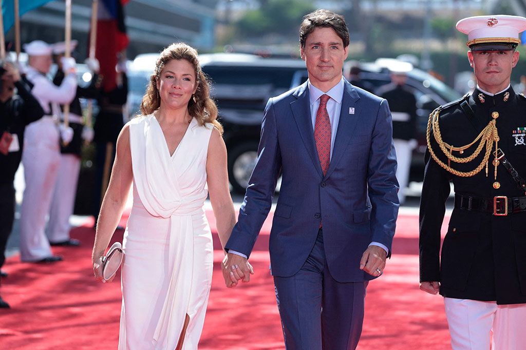 Trudeau, 51, yang menjabat perdana menteri sejak 2015, menikahi Sophi, 48, pada 2006. Mereka dikaruniai tiga anak.