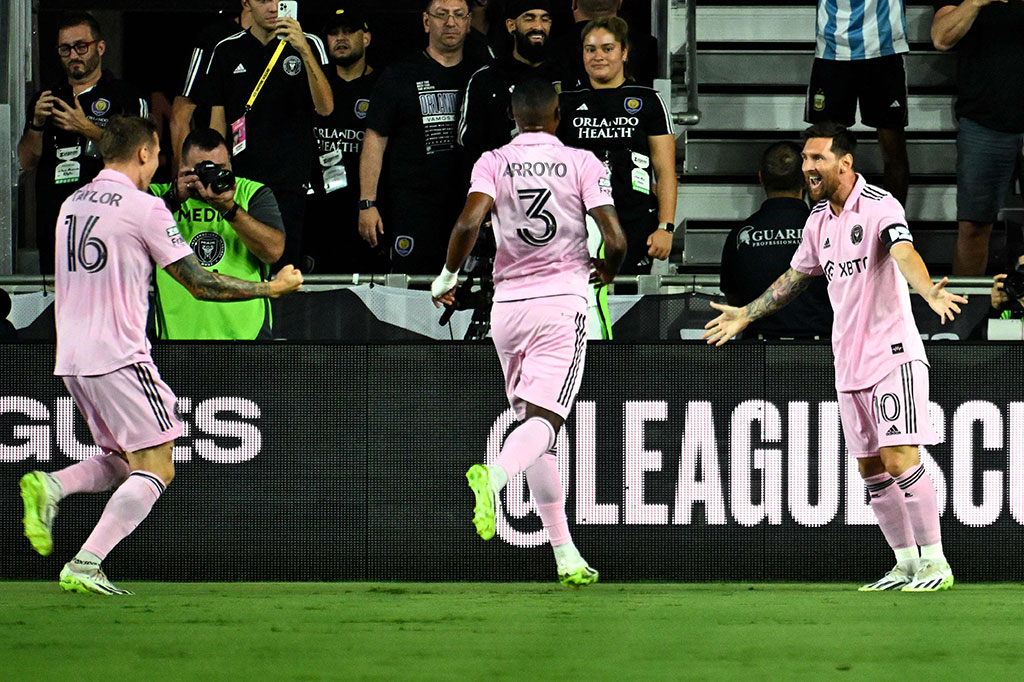 Messi membuka skor pada menit ketujuh menyelesaikan umpan terobosan Robert Taylor. Bola meluncur ke jalur Messi yang berlari dan mengontrol bola dengan dada sebelum melakukan tendangan voli dari jarak dekat untuk menaklukkan kiper Orlando.