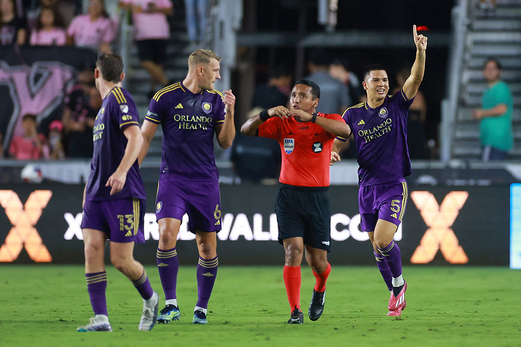 Tapi Orlando merespon dengan cepat dan menyamakan kedudukan sepuluh menit kemudian. Tembakan rendah dari Ivan Angulo berhasil ditepis kiper Miami Drake Callender. Namun bola rebound berhasil disambar pemain Uruguay Cesar Araujo untuk menjadi gol.