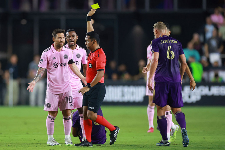 Messi diganjar kartu kuning pada menit ke-21 setelah melanggar gelandang Orlando, Wilder Cartagena. Ini merupakan kartu kuning perdana bagi La Pulga bersama Miami.