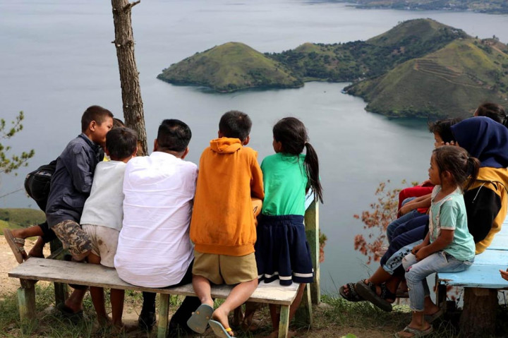 Berada di objek wisata itu, Radiapoh berkesempatan menikmati indahnya pesona alam ciptaan Tuhan Yang Maha Kuasa di Tanoh Habonaron Do Bona, Kabupaten Simalungun.