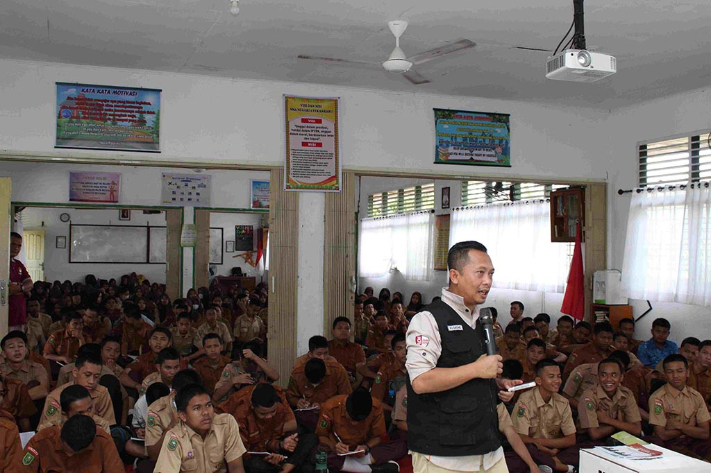 Guru Pendidikan Kewarganegaraan SMA Negeri 2 Pekanbaru Esmawati mengatakan sosialisasi terkait pemilu cukup membantu menambah pendidikan profil pancasila dari pihak eksternal.