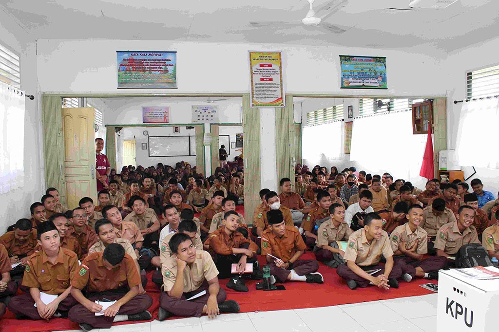 KPU Riau melaksanakan sosialisasi dan pendidikan pemilih kepada siswa/i SMA Negeri 2 Pekanbaru. Sebelumnya, KPU Riau juga telah menggelar kegiatan yang sama untuk pemilih pemula di SMA Cendana Pekanbaru dan SMAIT Al-Ittihad Pekanbaru.