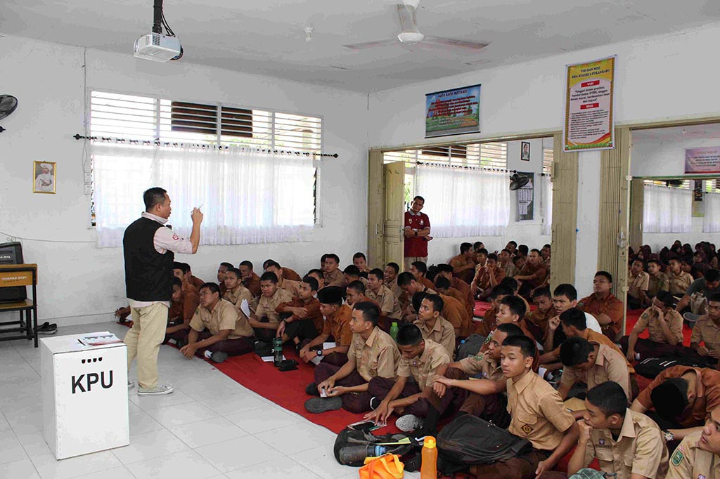 Dengan semangat meningkatkan kesadaran tentang pemilu dan demokrasi serta memastikan informasi pemilu sampai ke pemilih pemula, KPU Provinsi Riau melakukan sosialisasi ke sekolah-sekolah tingkat SLTA di Kota Pekanbaru.