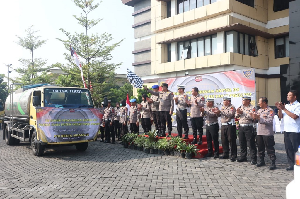 Polresta Sidoarjo menyalurkan bantuan air bersih sebanyak 20 truk tangki PDAM Delta Tirta ke masyarakat, pada Kamis, 3 Agustus 2023. Kegiatan sosial ini merupakan bentuk 28 tahun pengabdian Akademi Kepolisian (Akpol) 1995 'Patria Tama untuk Polri yang Presisi'.