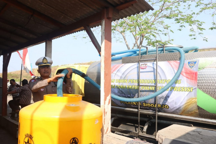 Pemberian bantuan air bersih ini merupakan kegiatan serentak se-Indonesia. Bantuan dari Polresta Sidoarjo diberangkatkan Wakapolresta Sidoarjo AKBP Deny Agung Andriana di Mako Polresta Sidoarjo.