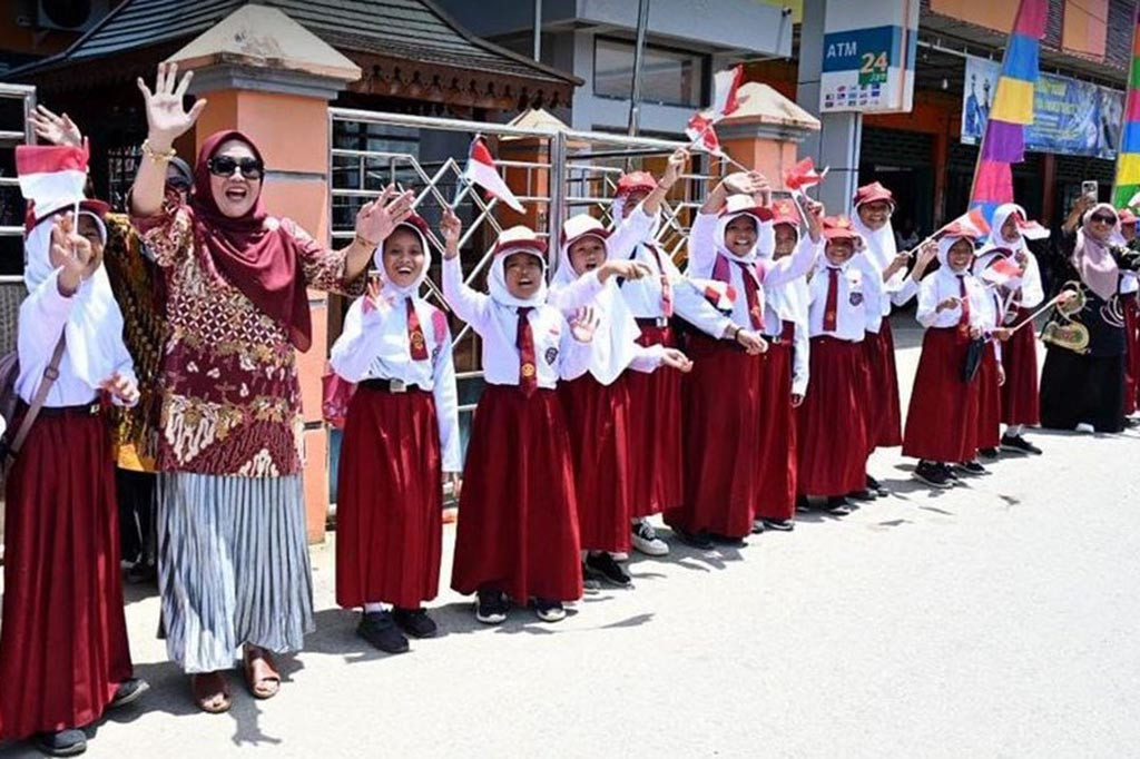 Masyarakat setempat terlihat antusias menyambut kehadiran Wapres, nampak Para siswa dan siswi bersorak gembira ketika rangkaian kendaraan Wapres melintas menuju tempat acara Pengukuhan KDEKS Provinsi Kaltara di Gedung Aztrada, Kec. Sebatik.