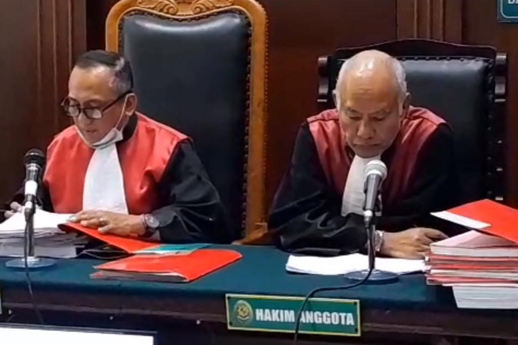 Vonis tersebut lebih ringan dari tuntutan jaksa yang sebelumnya meminta terdakwa divonis 7 tahun penjara.