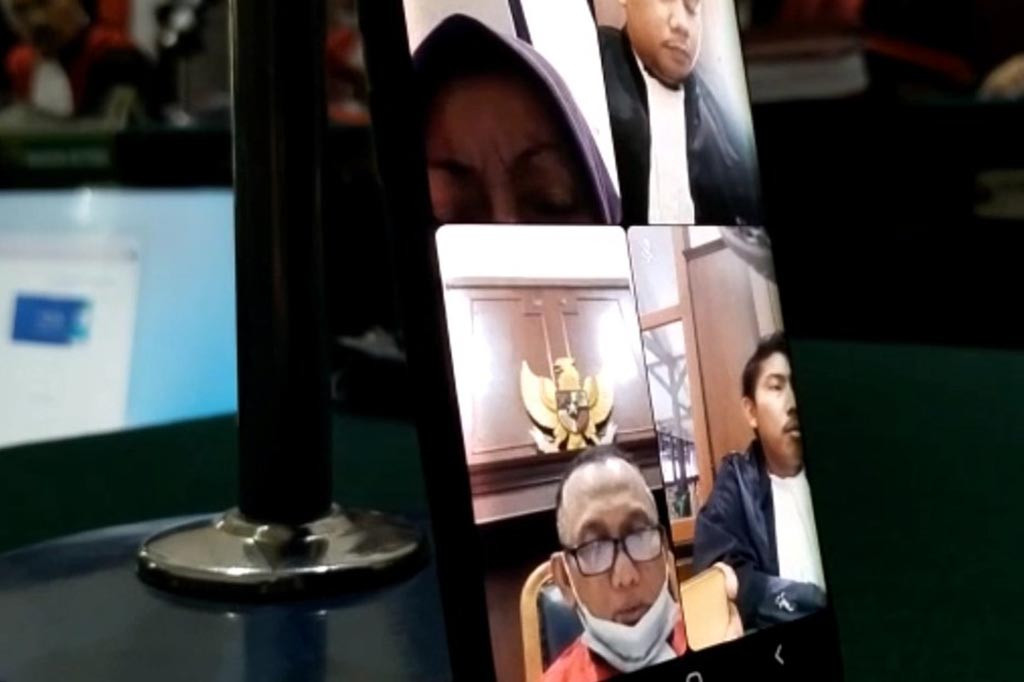 Nenek berusia 60 tahun yang menerima paket dua kardus ganja dari anaknya yang berada di lapas, akhirnya divonis 5 tahun penjara dan denda 1 milyar rupiah. Sebelumnya, Asfiyantun yang tidak mengetahui isi paket tersebut digerebek polisi di rumahnya.