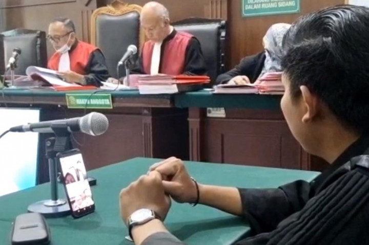 Sidang pembacaan vonis kepemilikan dua paket kardus ganja dengan terdakwa Asfiyatun 60 tahun, dilangsungkan di Pengadilan Negeri Surabaya secara online, Kamis, 3 Agustus 2023.