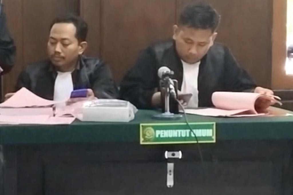 Dalam putusannya ketua majelis hakim Parta Bargawa menjatuhkan hukuman 5 tahun penjara dan denda sebesar 1 milyar. Asfiyatun dinyatakan terbukti bersalah telah menyimpan dan menguasai narkoba dengan melanggar pasal 111 ayat ( 2 ) UU RI nomor 35 tahun 2009 tentang narkotika.
