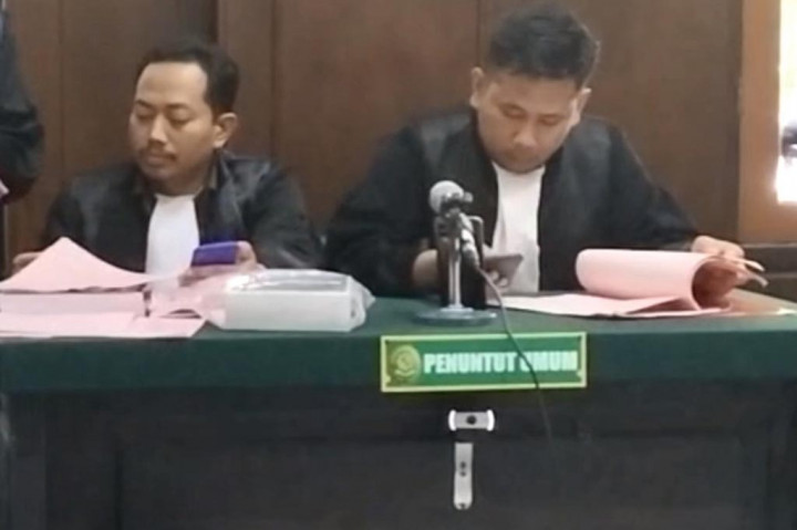 Dalam putusannya ketua majelis hakim Parta Bargawa menjatuhkan hukuman 5 tahun penjara dan denda sebesar 1 milyar. Asfiyatun dinyatakan terbukti bersalah telah menyimpan dan menguasai narkoba dengan melanggar pasal 111 ayat ( 2 ) UU RI nomor 35 tahun 2009 tentang narkotika.