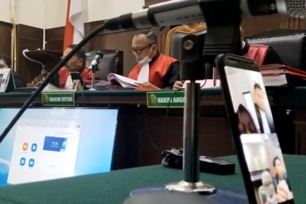 Menanggapi vonis hakim tersebut, kuasa hukum terdakwa langsung menyatakan banding. Menurutnya, vonis yang dijatuhkan kepada terdakwa tidak tepat karena dalam sidang terungkap bahwa terdakwa tidak mengetahui barang yang dikirim anaknya tersebut adalah narkoba jenis ganja.