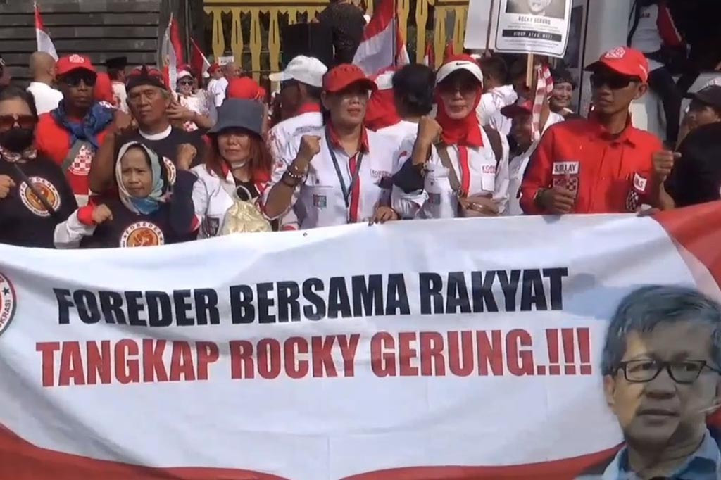 Koordinator aksi yakni Oscar Pendong mengatakan, aksi yang digelar oleh kelompok tersebut bertujuan untuk meminta kepada pihak kepolisian untuk menangkap Rocky Gerung, karena telah membuat gaduh masyarakat atas pernyataannya yang dinilai telah menghina Presiden Joko Widodo.