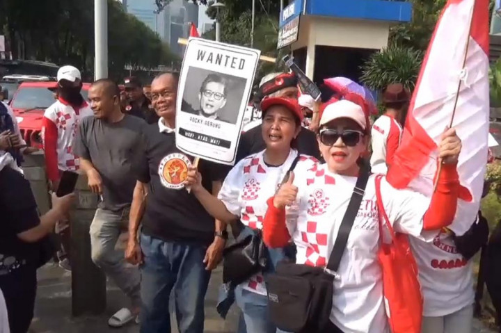 Relawan Jokowi menggelar aksi unjuk rasa di depan Polda Metro Jaya, Kamis, 3 Agustus 2023 sore ini. Kedatangan mereka menyusul pernyataan Rocky Gerung yang dinilai menghina Presiden Joko Widodo. Unjuk rasa yang digelar ini menuntut agar pihak kepolisian secepatnya menangkap Rocky Gerung karena telah membuat gaduh rakyat Indonesia.