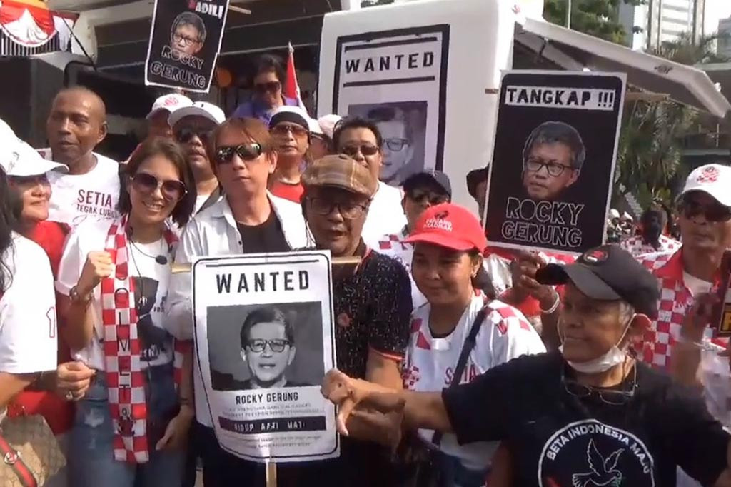 Mereka juga turut membawa atribut pelengkap aksi dan poster yang bergambarkan wajah Rocky Gerung dengan tulisan 'tangkap dan adili rocky gerung'.